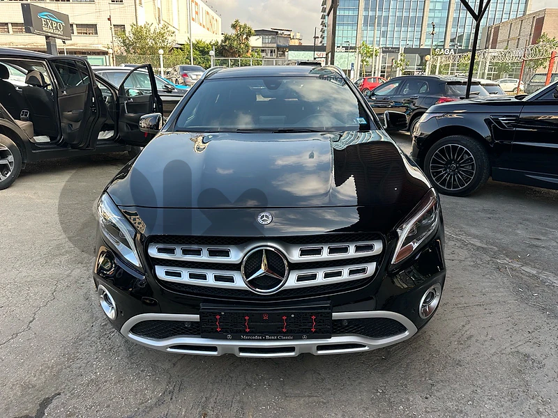 Mercedes-Benz GLA-Class 2019 4 Matic very clean panoramic