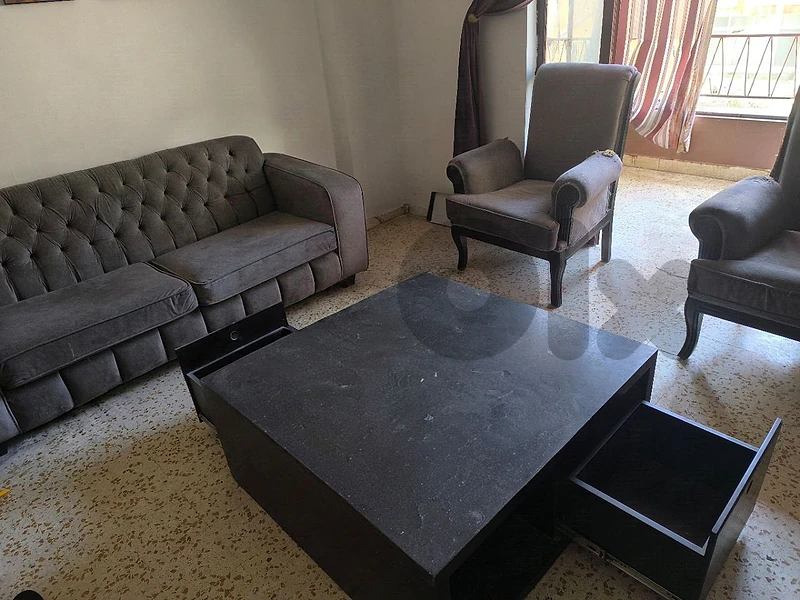 غرفة جلوس كاملة مع طاولة خشب مستعمل لمدة سنة تقريبا