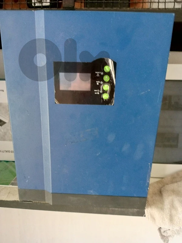 عاكس كهربائي وشاحن شمسي (Inverter Charger) بقدرة 5 كيلو واط