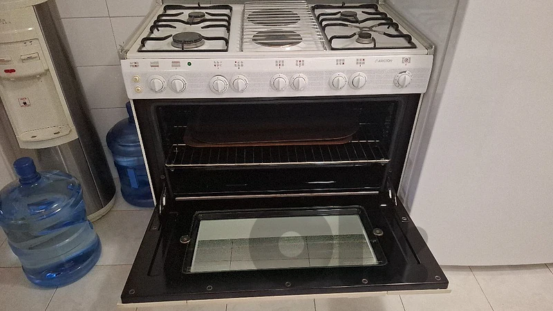 white ariston oven