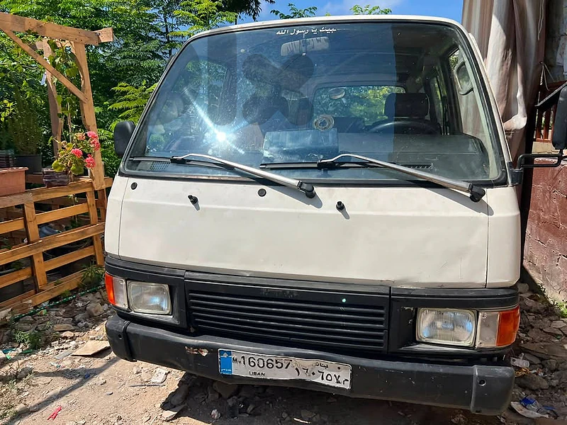 Nissan 1990
