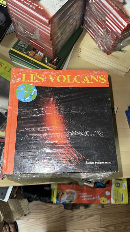 "Les Volcans" Educational Science Book – Planète Terre Series (Factory