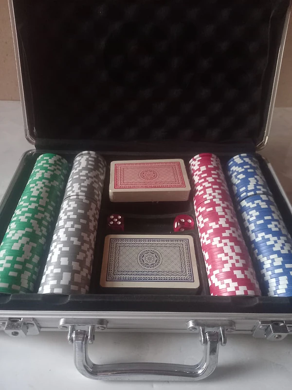 200 Color Laser Poker Chips 2 sealed cards 5 dices in box