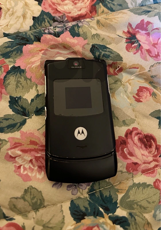 Vintage Motorola V-3 Razzr Flip Phone
