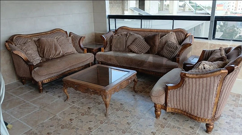 طقم ستيل بحالة جيده مع طاولاته