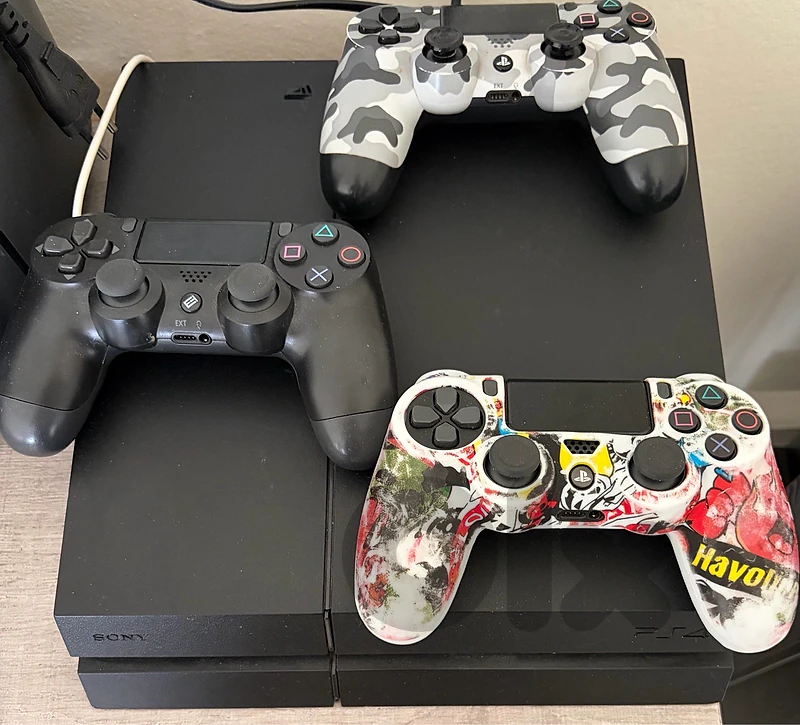ps4 slim 500gb + 5 games + 2 controllers