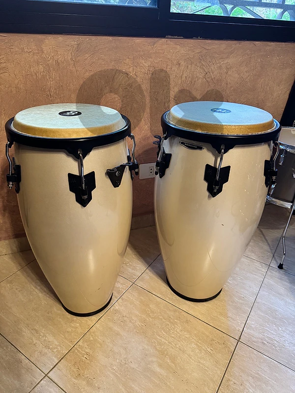 conga set with 2 bags and 2 stand like new Meinl Headliner  - 11/12