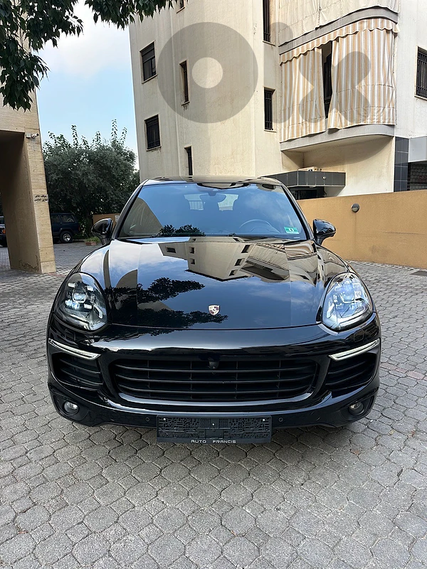 Porsche Cayenne Platinum Edition 2018 black on black (clean carfax)