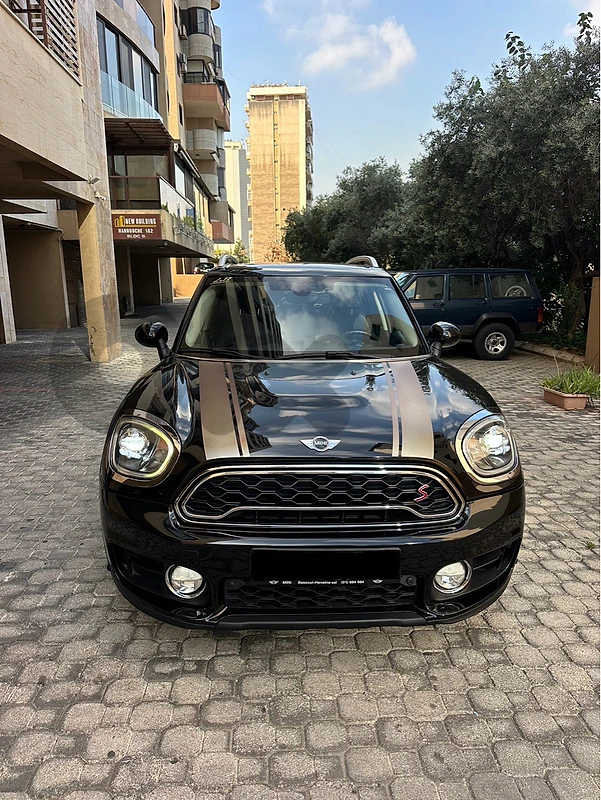 Mini Cooper Countryman ALL 4 S 2017 black on black (company source) Mini Cooper Countryman ALL 4 S 2017 black on black (company source)