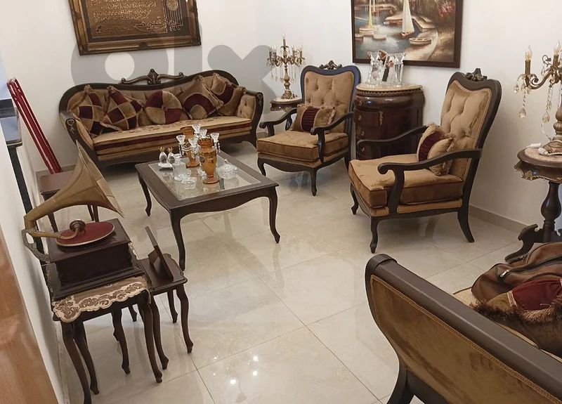 صالون خشب مرتب واسفنج نوعية ممتازة