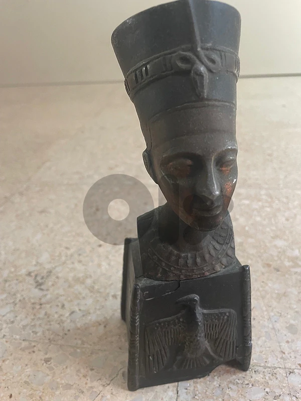Beautiful Egyptian Queen Nefertiti bust statue for home/office decor.