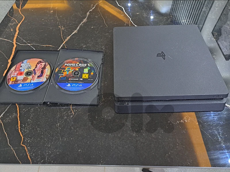 PS4 Slim + 2 games