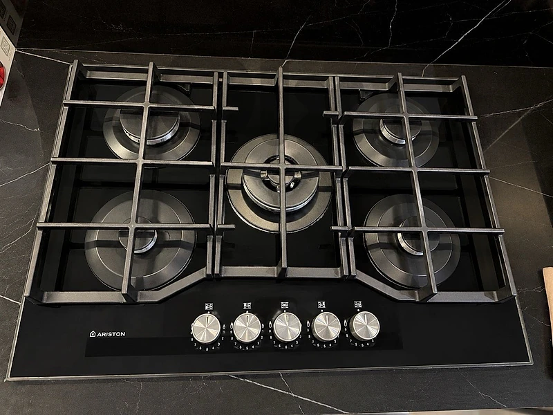 Ariston encastre top in perfect condition