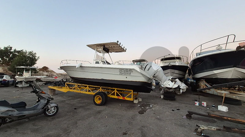 Center console fishing boat