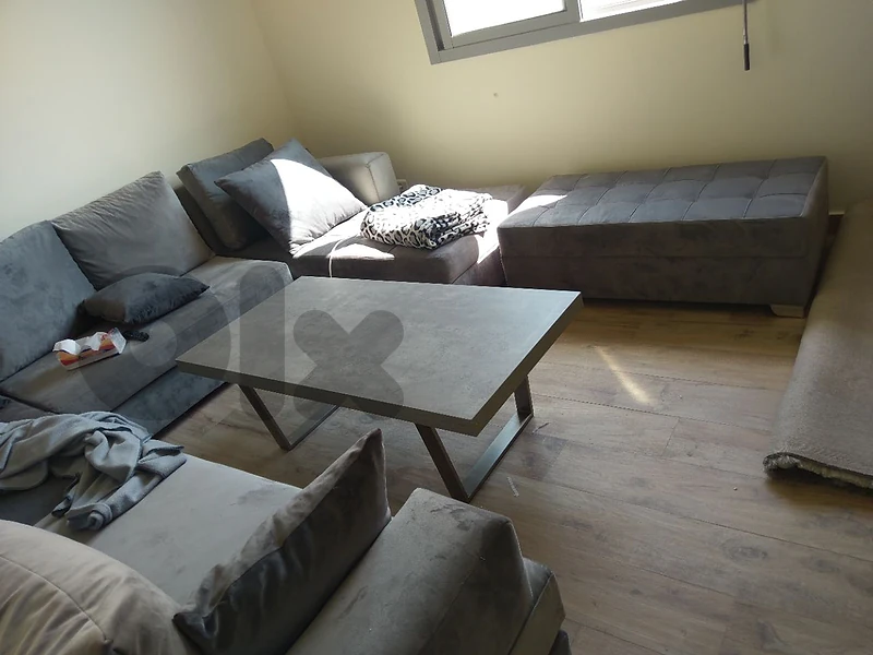 Living Room Furniture Set – 5 Pieces + Table – Good Condition Living Room Furniture Set – 5 Pieces + Table – Good Condition