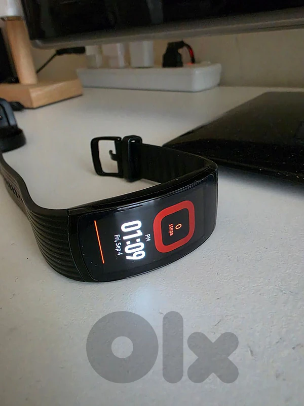ساعة سامسونج Gear Fit2 Pro أصلية بحالة الوكالة [شبه جديدة مع الشاحن]
