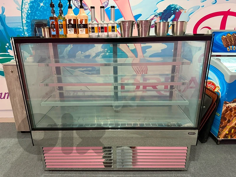 Display counter refrigerated