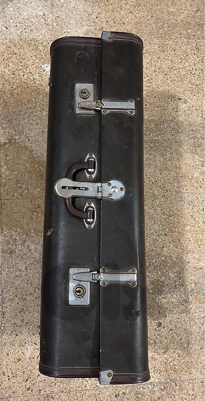 شنطة قديم انتيك جلد ١٠$  بيروت  اشرفيه  ٠٣٧٢٣٨٩٥