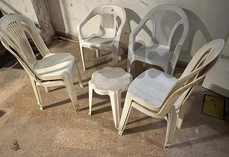 طاولة   عدد ١ و كر سي  عدد ٦  نضيف ١٢ $ دولار  بيروت  اشرفية  ٠٣٧٢٣٨٩٥
