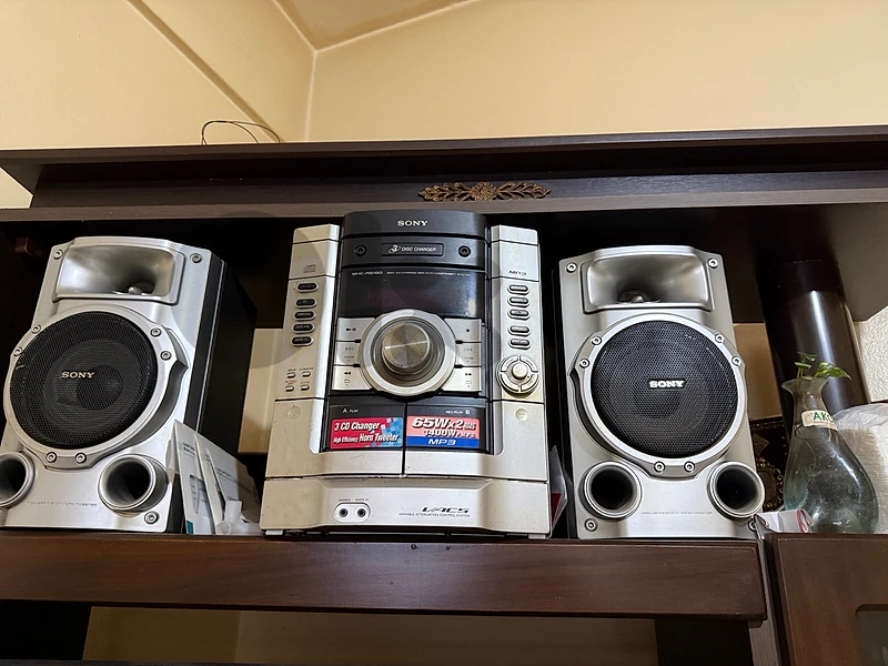 مسجلة ستيريو سوني (Sony Stereo) أصلية مع سماعاتها - نظيفة جداً