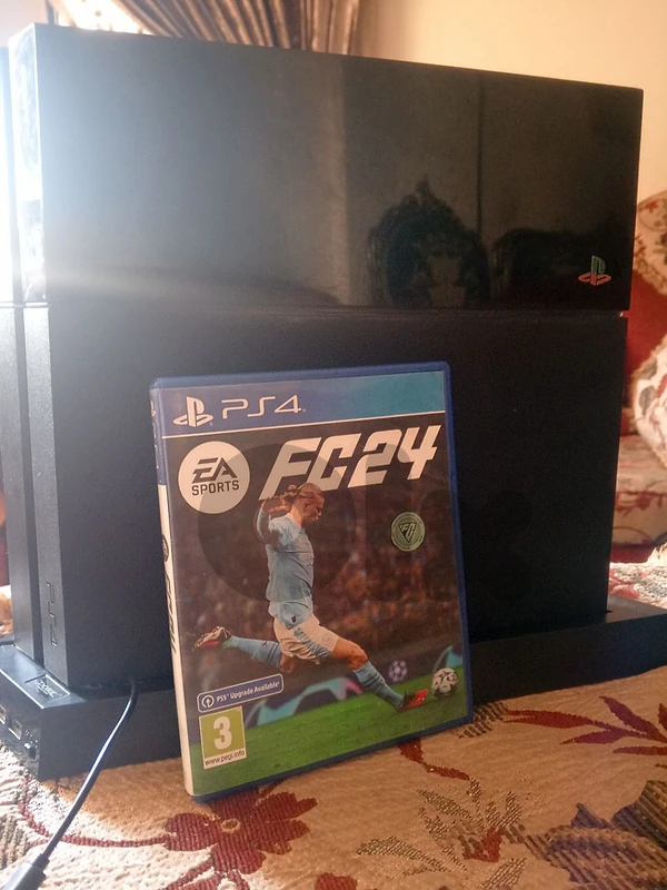 PS4 fat 2 contrôles + FC 24