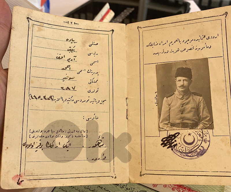 هوية عسكرية لظابط في الجيش العثماني مرتدياً الزي العسكري العثماني