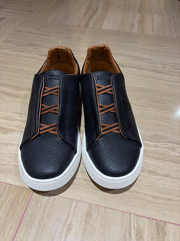Black Textured Leather Casual Sneakers – Brown Laces & White Sole