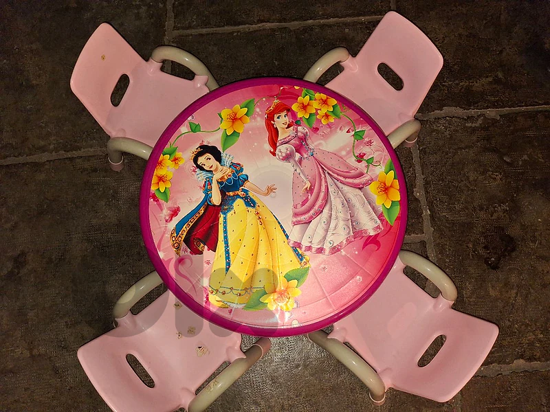 طاولة مع اربع كراسي
