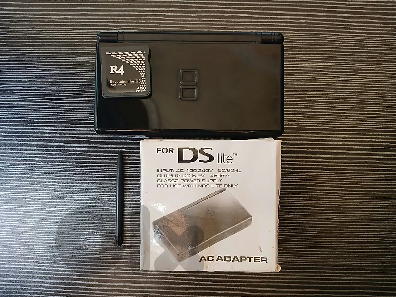 NINTENDO DS-LITE WITH R4 CARD