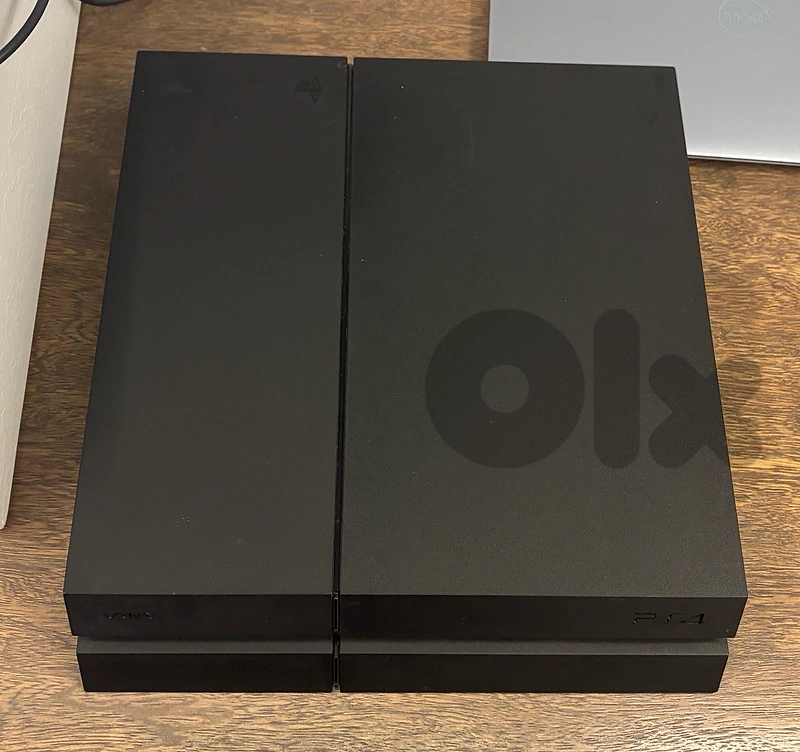 Playstation 4 ( PS4 )