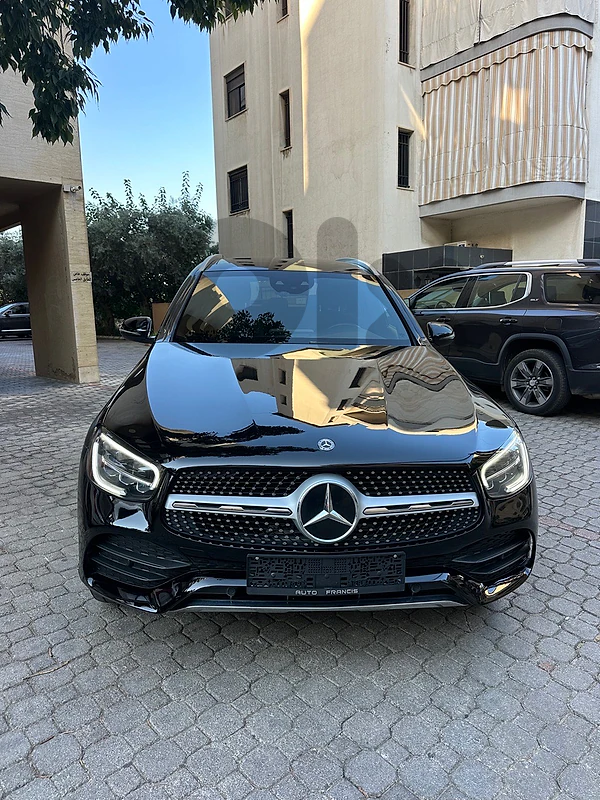 Mercedes GLC 300 AMG-line 4matic 2020 black on black (clean carfax)