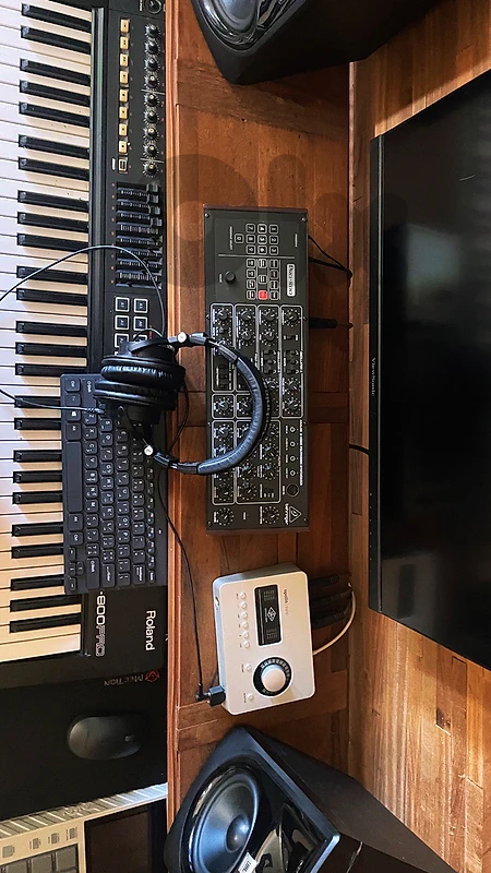 Behringer Pro 800 Polyphonic Synthesizer