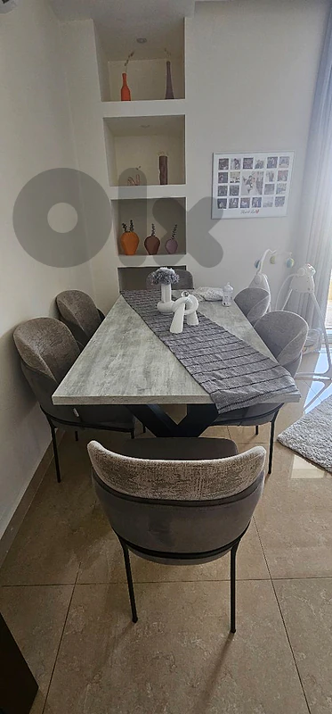 Dining Table very Good Conditon