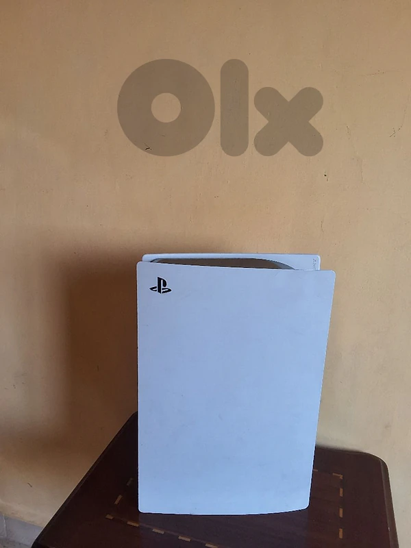 PS5 with cables and controler (cleaning ps5's white shell is 5$) + vr