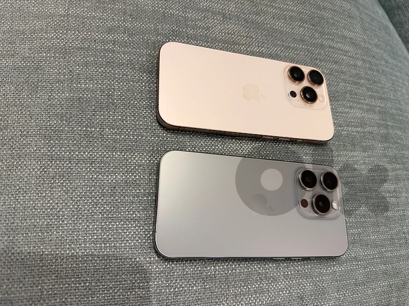 iPhone 16 Pro 256GB Desert Titanium + iPhone 15 Pro 256GB Grey