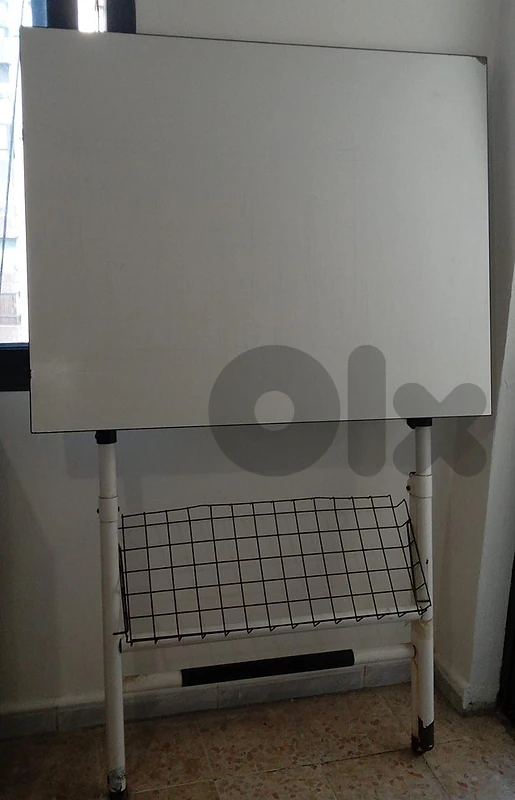 Drafting table - طاولة رسم