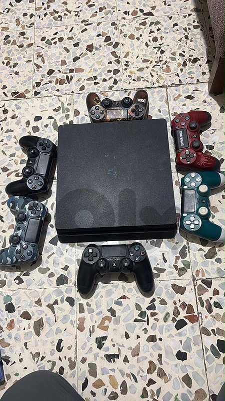 ps4 with all 5 controller and 11 cds