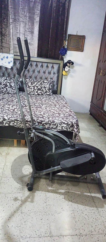 عرض مكنة رياضة للجسم بالكامل وخصوصاً اليدان والرجلان