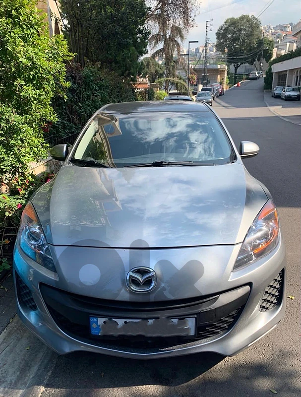 Mazda 3 2014 with black roof and screen