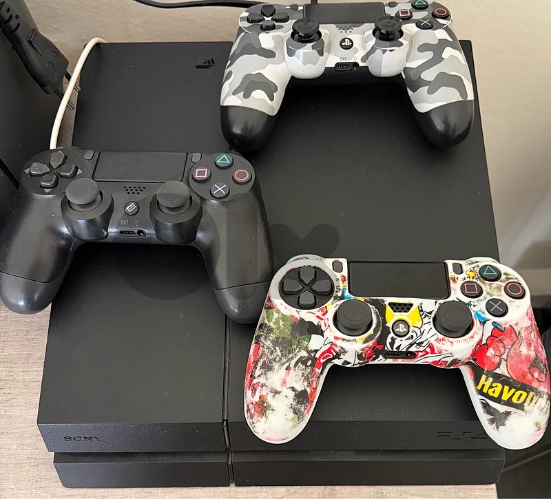 ps4 fat 500gb + 5 games + 2 controllers