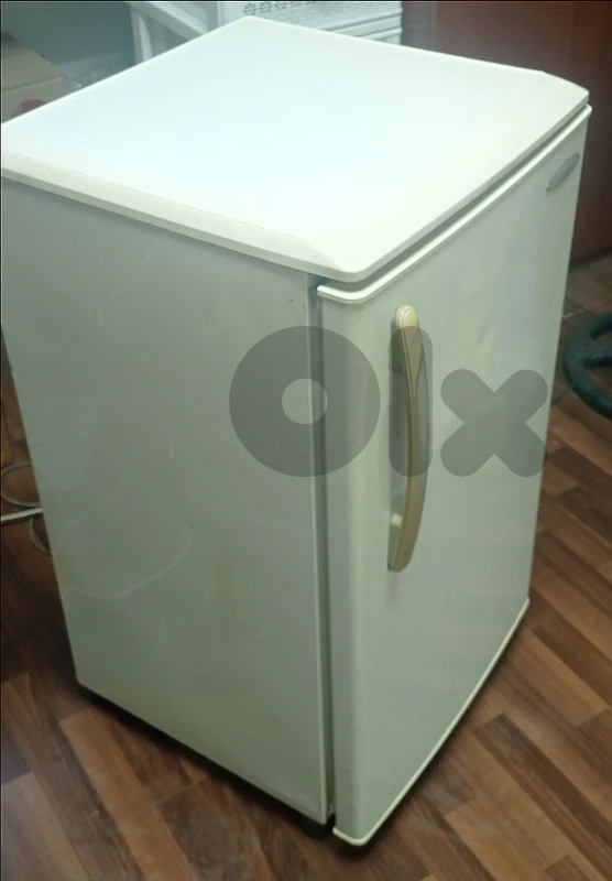 Original Hitachi 120L vintage fridge, well preserved