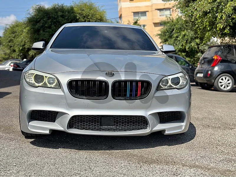 BMW F10 2011 550 V8 5.0 L