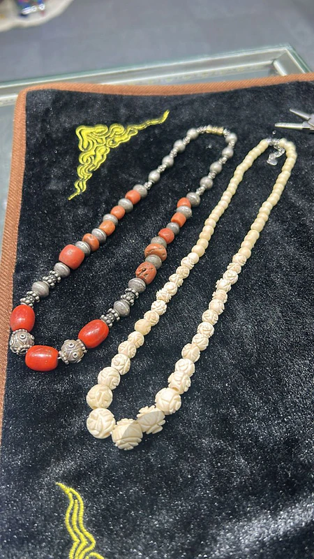 2 old necklaces : coral & ivory