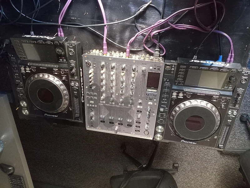 2x CDJ 2000 nexus 1 DJM 900 nxs