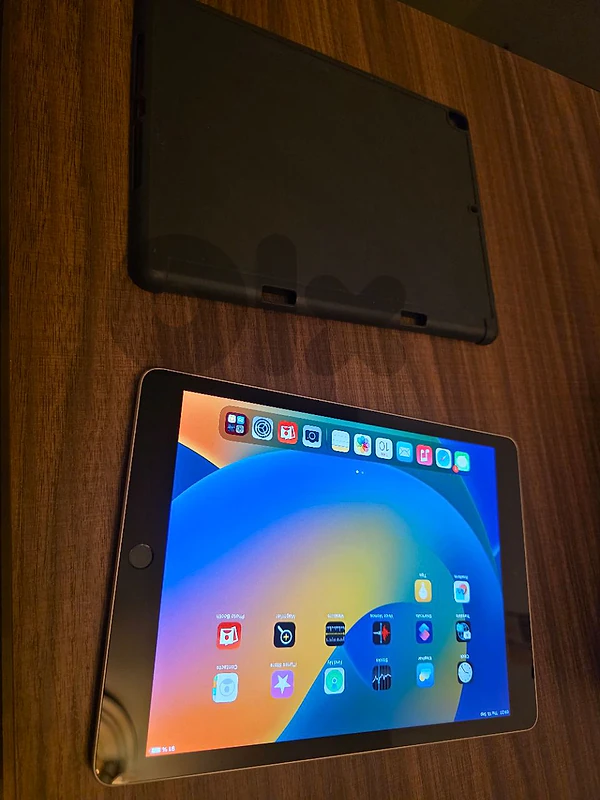 IPAD 9TH GENERATION/ 64GB ZERO SCRATCH + CABLE + BACK COVER