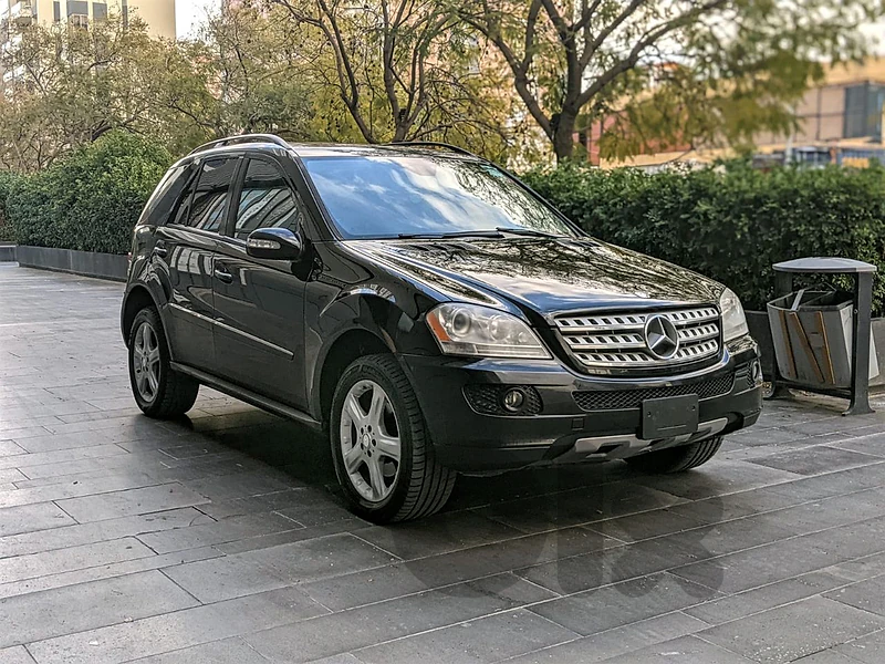 Mercedes ML350 4-Matic 2008 AMG package/Black on Black ( One owner )