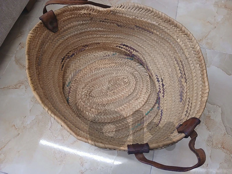 سلة قديمة رائِعة مسكات جلد طبيعي
Vintage french basket leather handles