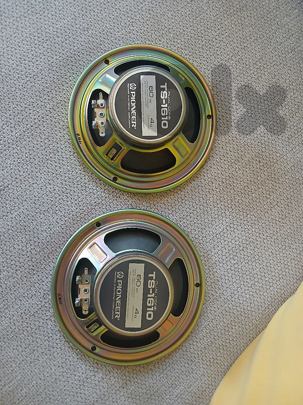 Two original pioneer speakers
New Not used سبيكرات