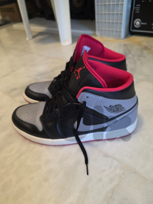 Jordan 1 Mid "Bred Shadow"