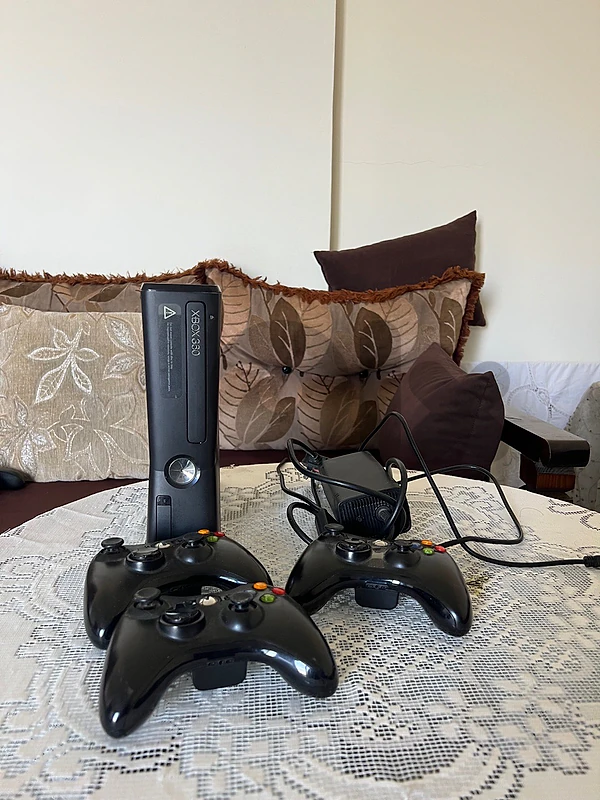 🎮 Xbox 360 + 3 Controllers – $100